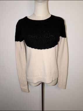 Cashmere Colorblock Scoops Neck Sweater in Black and Cream
